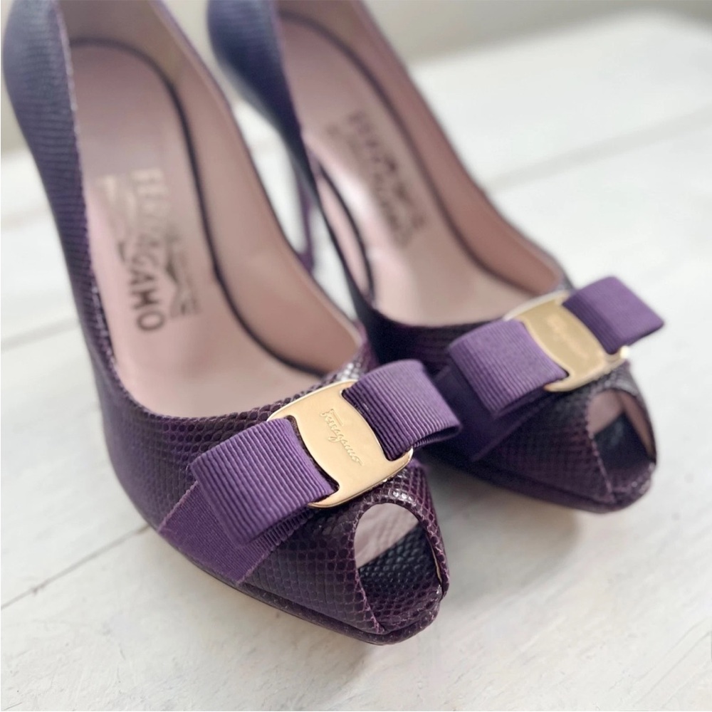 Salvatore Ferragamo Gilia Peep Toe Snake Embossed Bow Heel Size 7 Purple Gold - Picture 8 of 15